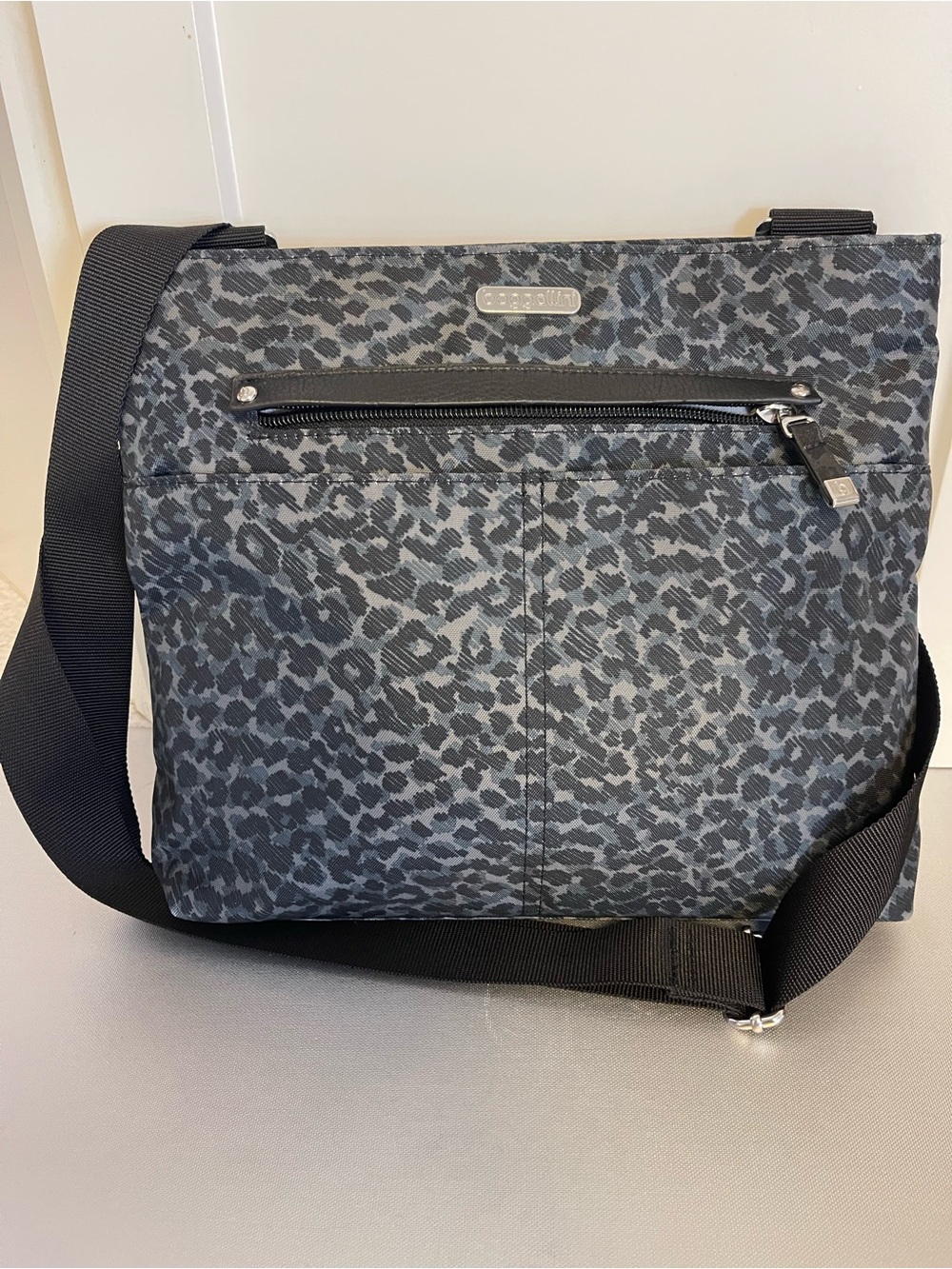 Baggallini Joey Bag Nylon Crossbody Adjustable Strap Black/Gray Leopard-Print